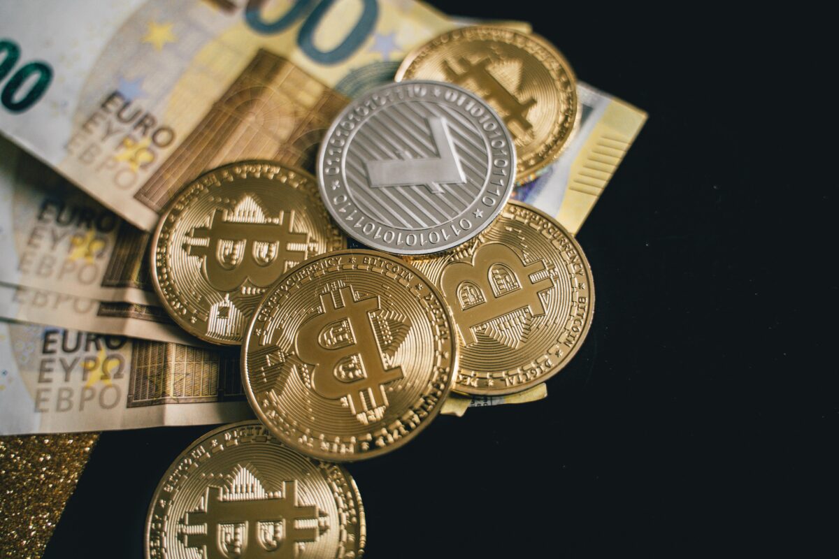 Wenn Sie den Verdacht haben, eine gefälschte Banknote in Händen zu halten, sollten Sie umgehend die Polizei informieren oder sich an Ihre Bank wenden. Der Umgang mit Falschgeld kann rechtliche Konsequenzen nach sich ziehen. Durch Aufmerksamkeit und Wissen können Verbraucher dazu beitragen, den Umlauf von Falschgeld einzudämmen und somit ihre eigene finanzielle Sicherheit sowie die des gesamten Wirtschaftssystems zu schützen.